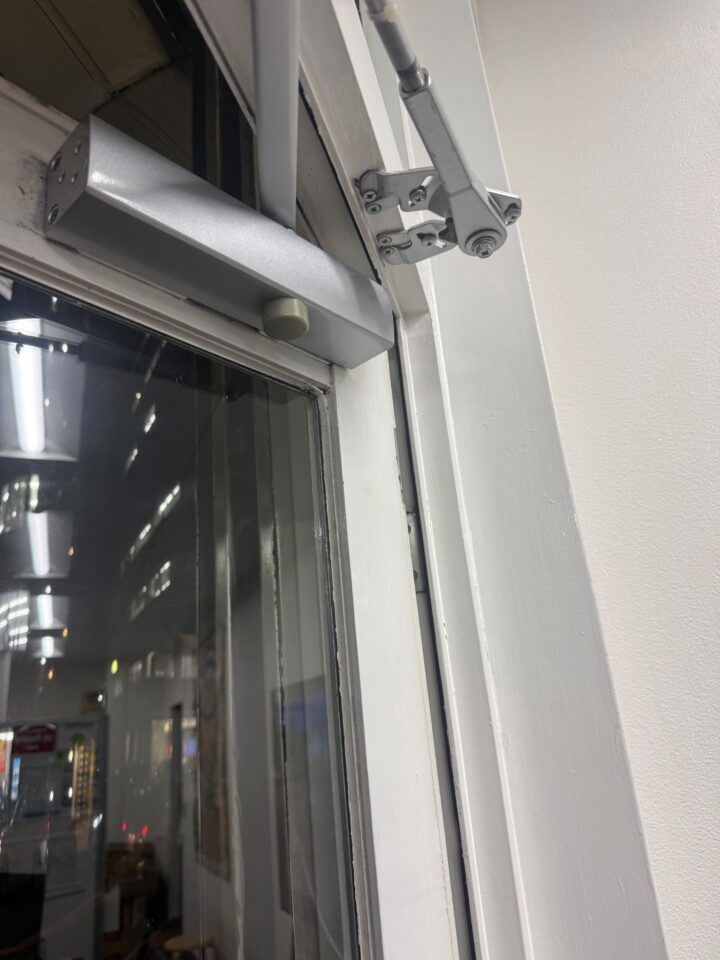カギ屋さん24時間の事例紹介｜千葉市のドアクローザーのトラブルの画像